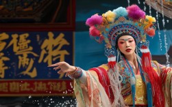 河南豫剧马前泼水中，崔金定为何被朱买臣马前泼水休弃？