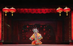 京剧白莽台唱段的艺术特色是什么？唱腔与内容如何结合？