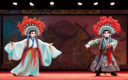 越剧与京剧比较，在各自艺术特色与表演风格上有何差异？