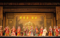 京剧戏曲金殿背景图的设计有何戏曲美学特色？如何烘托剧情氛围？